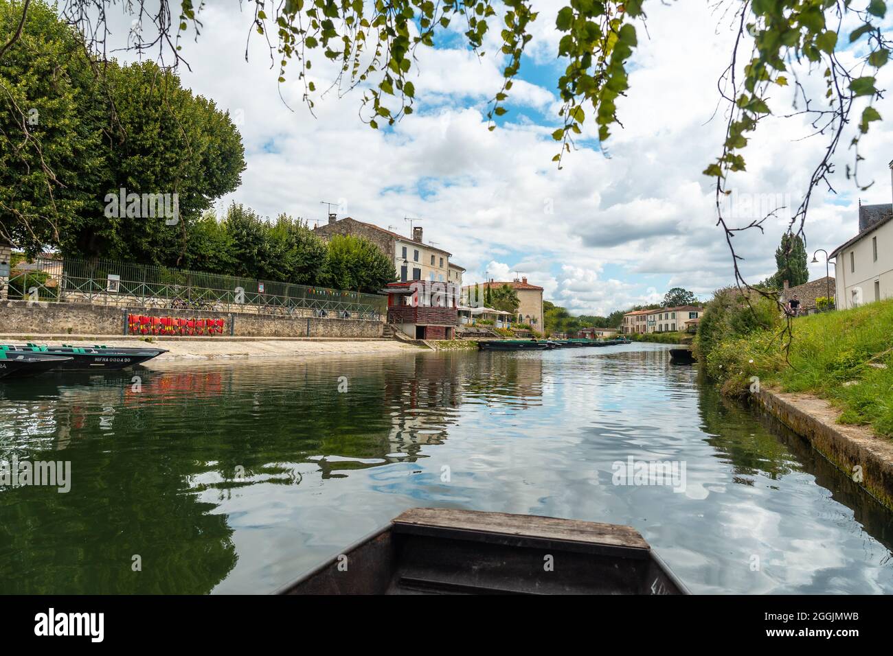 Pier Coulon et son beau canal près de la ville de Niort, France Banque D'Images