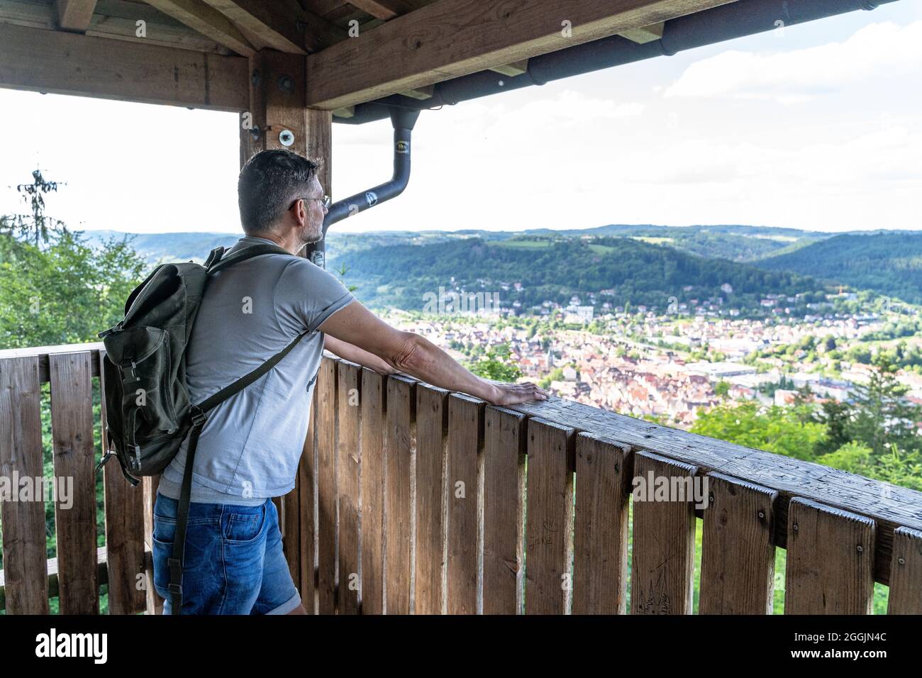 Europe, Allemagne, Bade-Wurtemberg, Rems-Murr-Kreis, Murrhardt, Le randonneur bénéficie d'une vue depuis la tour Riesberg jusqu'à Murrhardt dans la forêt souabe Banque D'Images