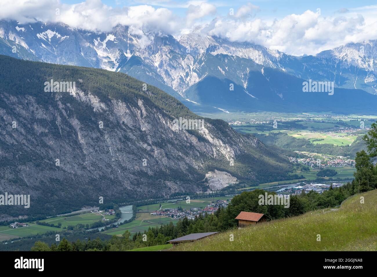 Europe, Autriche, Tyrol, Haiding, vue de Haimingerberg sur la vallée de l'auberge à la chaîne Mieminger Banque D'Images