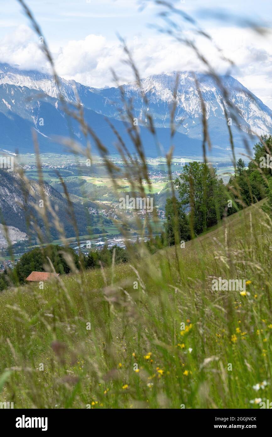 Europe, Autriche, Tyrol, Haiding, vue de Haimingerberg sur la vallée de l'auberge à la chaîne Mieminger Banque D'Images