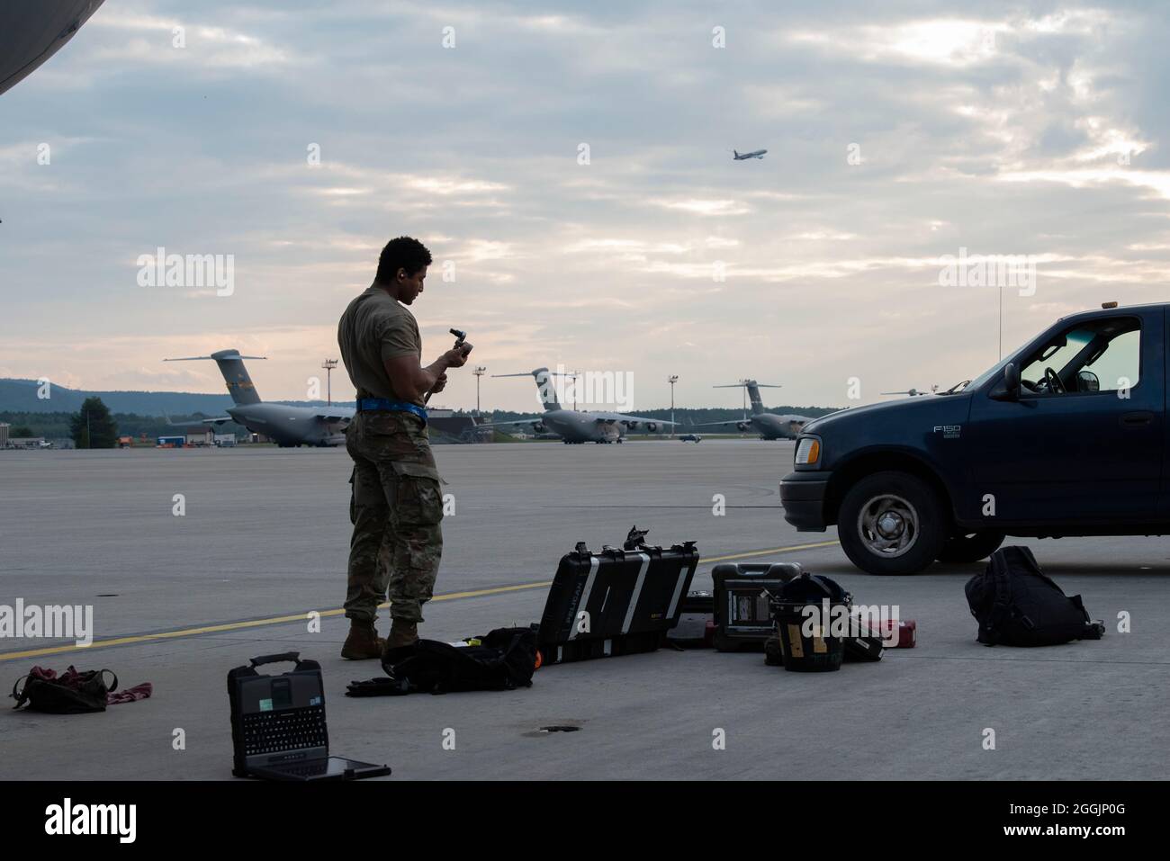 L'Airman Trent Shaw, chef d'équipage du 721e Escadron de maintenance des aéronefs de la Force aérienne des États-Unis, travaille sur un pneu d'atterrissage de nez d'un aéronef C-17 Globemaster III comme un aéronef transportant des évacués prend son envol à la base aérienne de Ramstein, en Allemagne, pendant la refuge de l'opération alliés le 30 août 2021. OAR est le plus grand transport aérien de l'histoire des États-Unis. (É.-U. Photo de la Force aérienne par Tech. Sgt. Anthony Ptyler) Banque D'Images