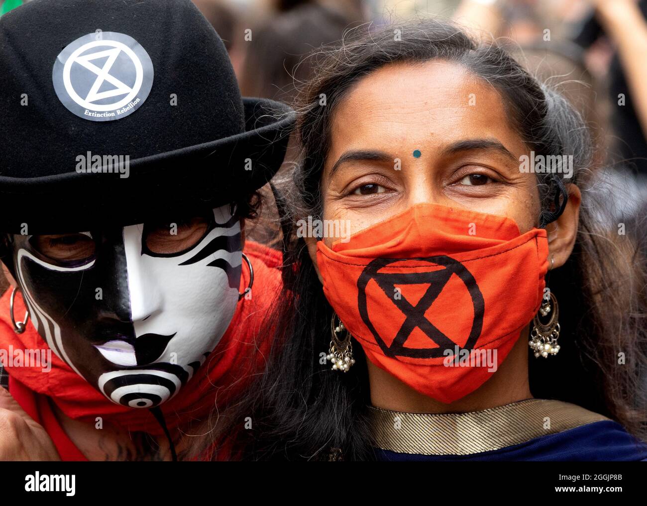 Une jeune femme asiatique à une manifestation de rébellion d'extinction devant la Banque d'Angleterre, le 27 août 2021. Port d'un masque XR Banque D'Images
