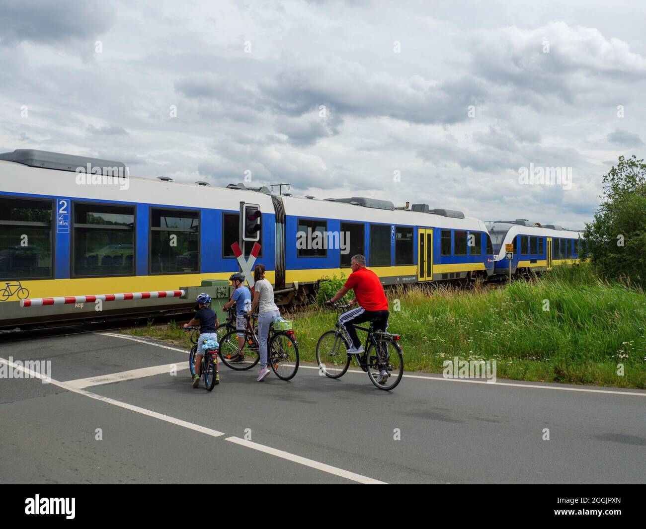 Passage à niveau près de Halen, train régional, cyclistes, Osnabrücker Land, frontière NRW Basse-Saxe, Allemagne Banque D'Images