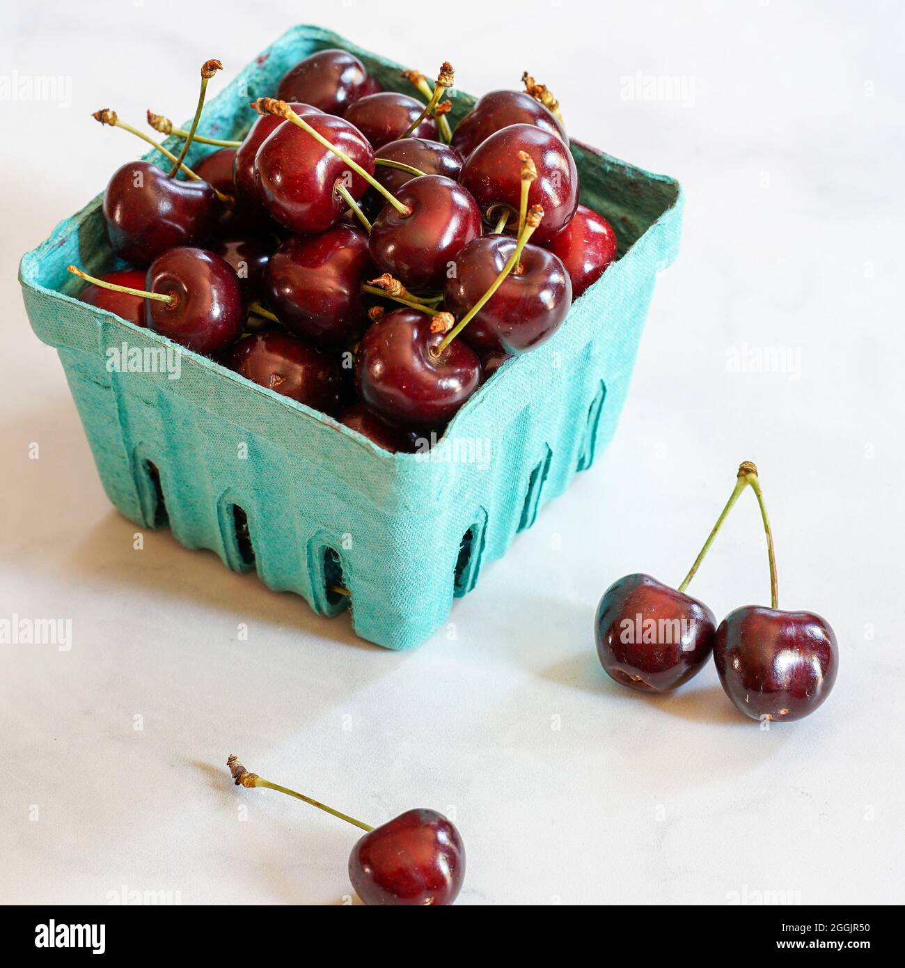 Cerises rouges dans une boîte Banque D'Images