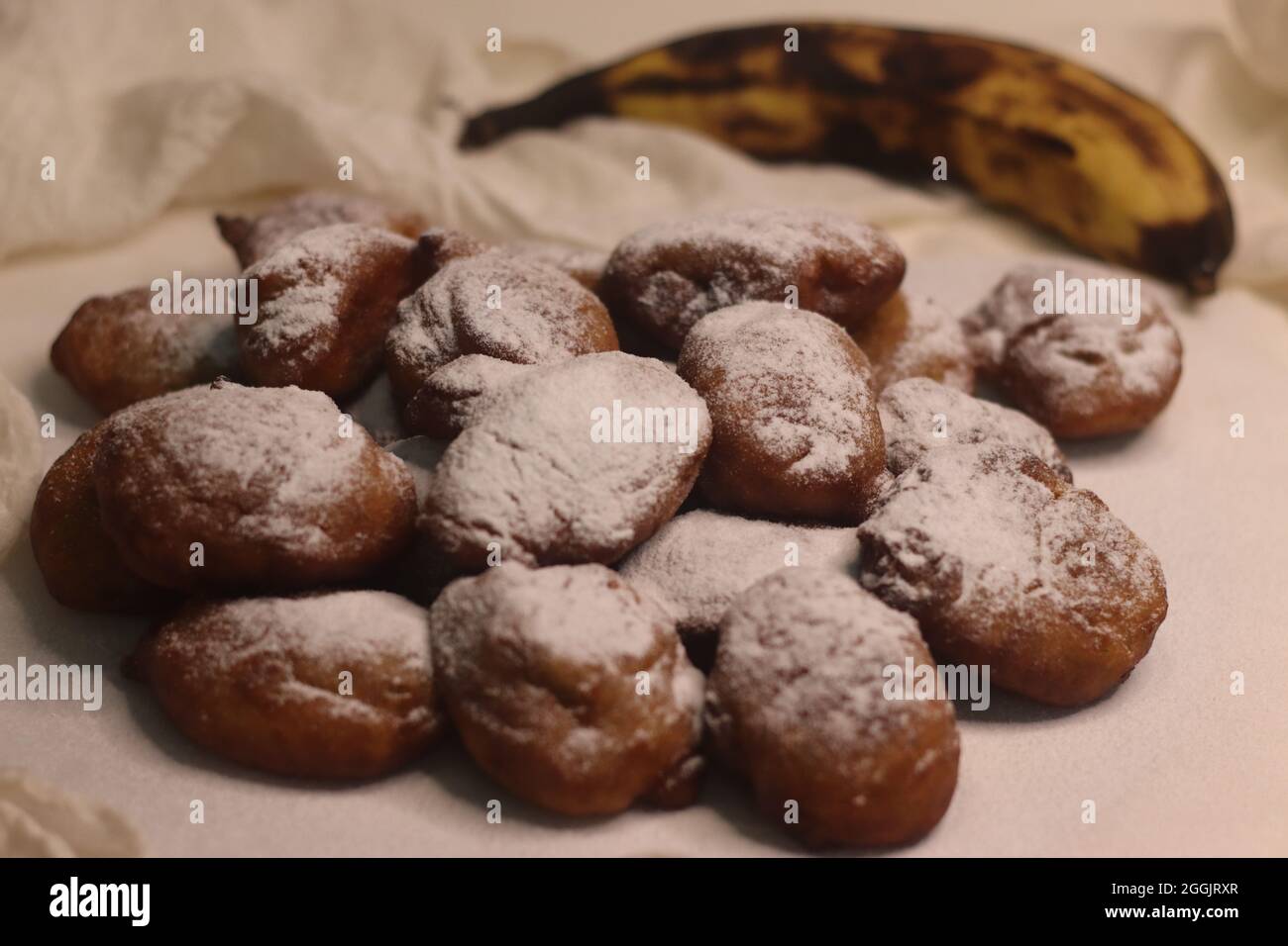 La pâte feuilletée plantain est une version de la pâte feuilletée populaire africaine faite de plantes surmûres. Pulvérisé de sucre en poudre saupoudrés sur le dessus. Je Banque D'Images