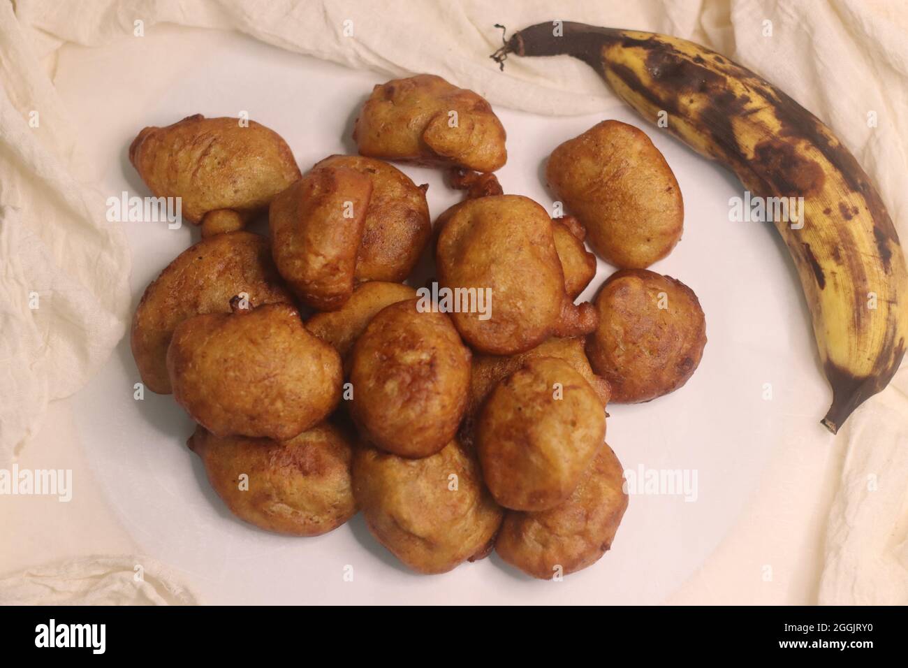 La pâte feuilletée plantain est une version de la pâte feuilletée populaire africaine faite de plantes surmûres. C'est un excellent moyen d'utiliser des planches trop mûres. Banque D'Images