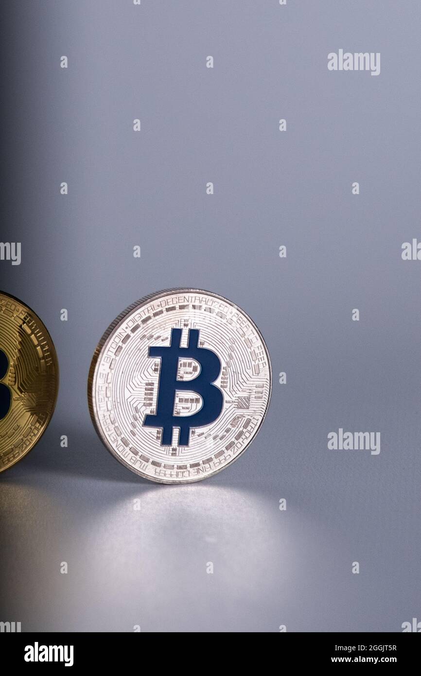 Deux pièces de monnaie en bitcoins avec la lettre « B » en bleu, centrées sur un fond gris clair. Bitcoin - BTC bit coin - Crypto currency. Banque D'Images