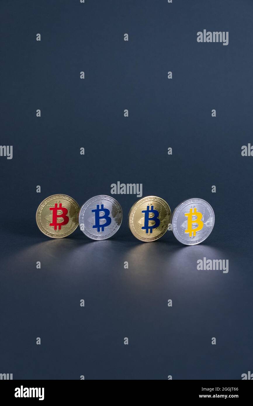 Pièces de monnaie multiples les pièces de monnaie en bitcoin s'alignent et se centrent de l'avant défoqué à l'arrière-plan concentré en bleu. Bitcoin - BTC bit coin - Crypto currency. Banque D'Images