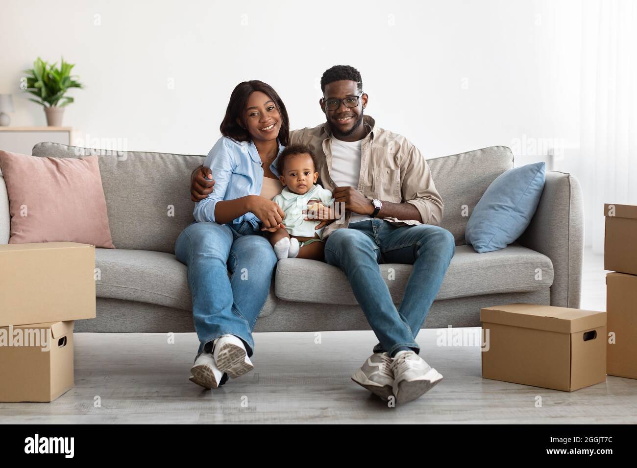 Bonne famille afro-américaine en train de déménager dans un nouvel appartement Banque D'Images