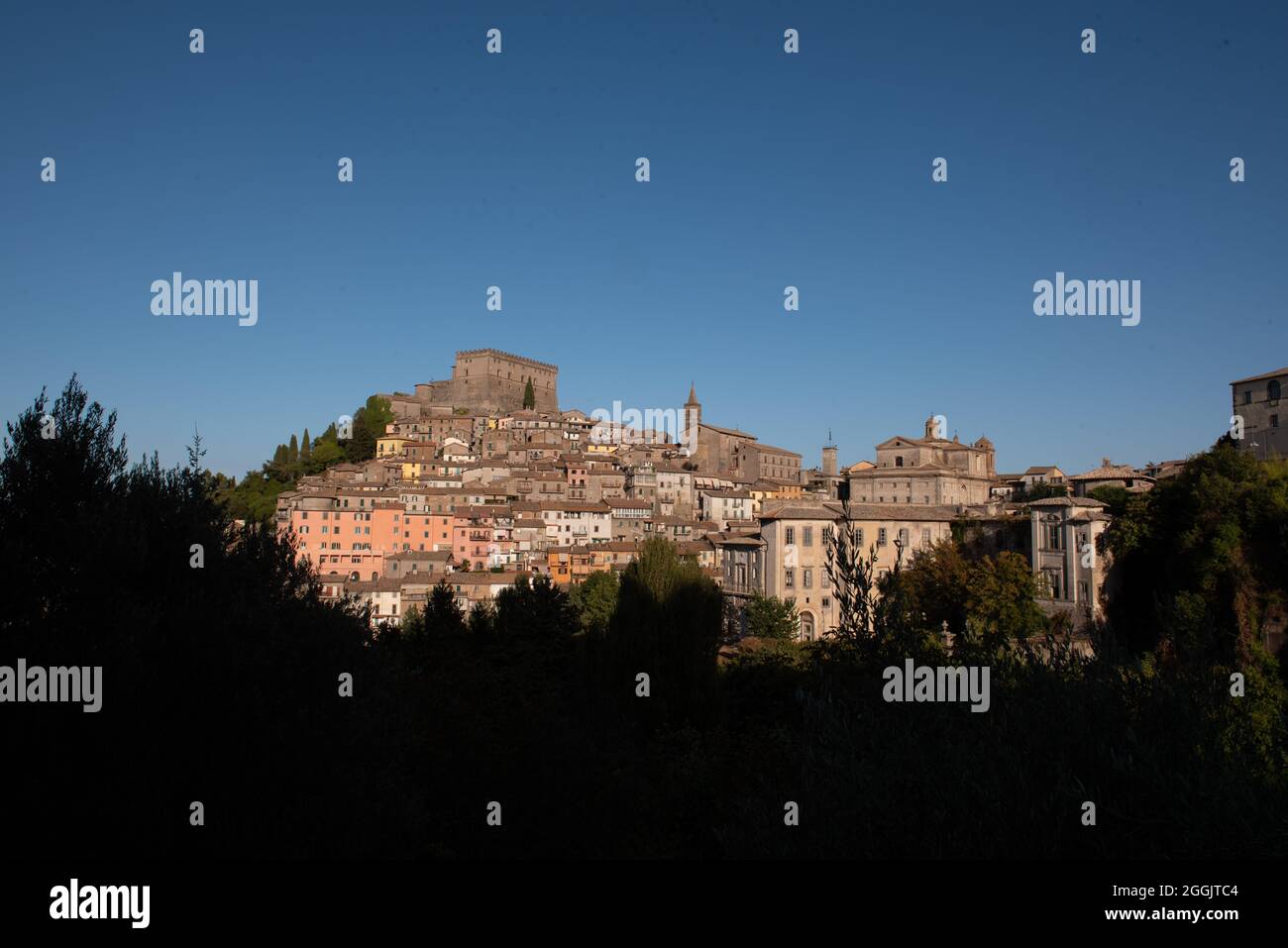 Panorama de Soriano nel Cimino avec Rocca et église de Sant'Eufizio et cathédrale Banque D'Images