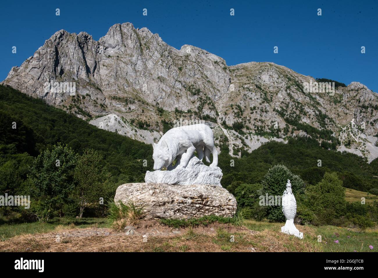 Campocatino, Garfagnana, Toscane, Italie. Un monument en marbre dédié au loup Banque D'Images
