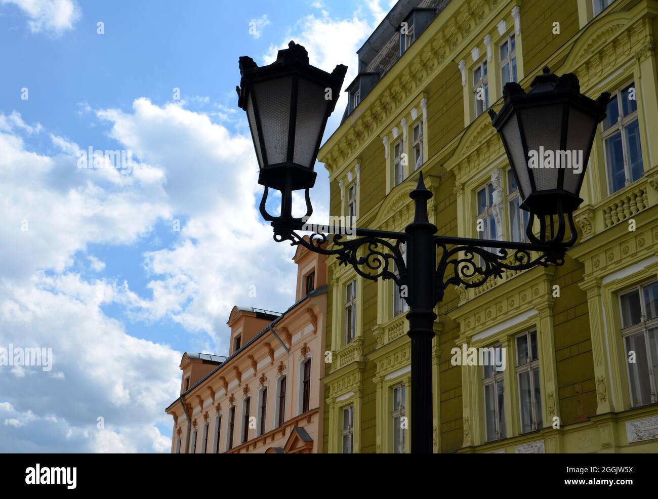 Lanterne historique aux façades de maisons colorées en arrière-plan dans le centre-ville de Liberec Banque D'Images