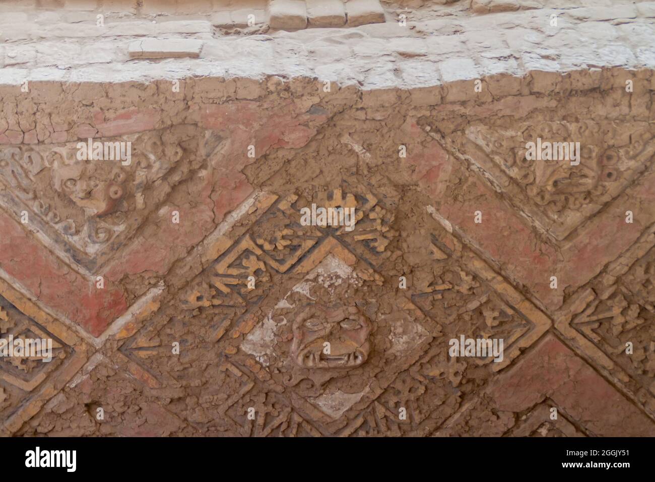 Mur décoré sur le site archéologique Huaca del sol y de la Luna (Temple du Soleil et de la Lune) à Trujillo, Pérou. Le site a été construit à la période Moche. Banque D'Images