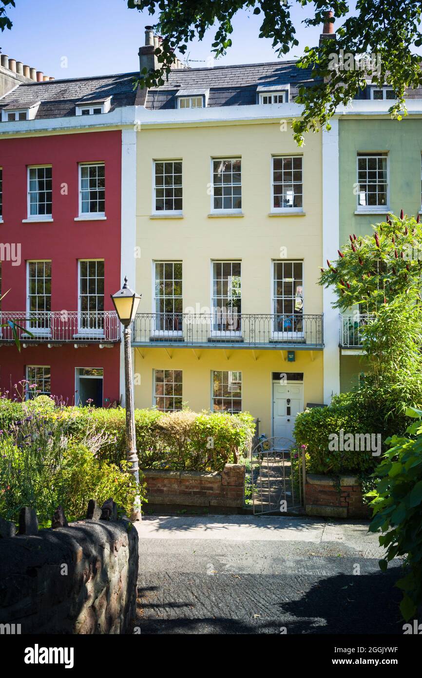 Maisons et jardins géorgiens en terrasses peintes en couleurs dans le Polygon, Cliftonwood, Bristol. Banque D'Images