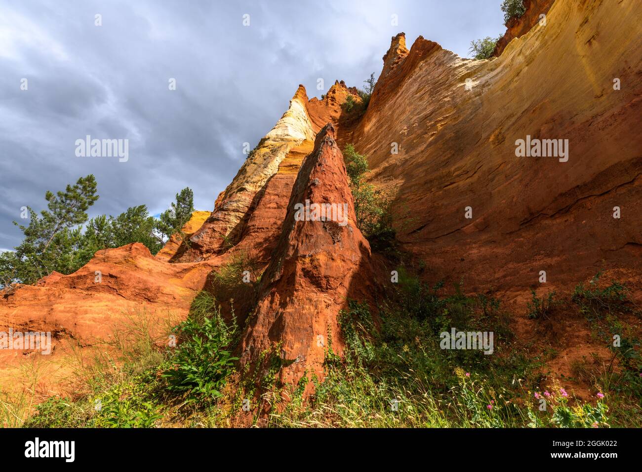 Luberon ocre près du village de Roussillon. Merveille géologique en Provence. Banque D'Images