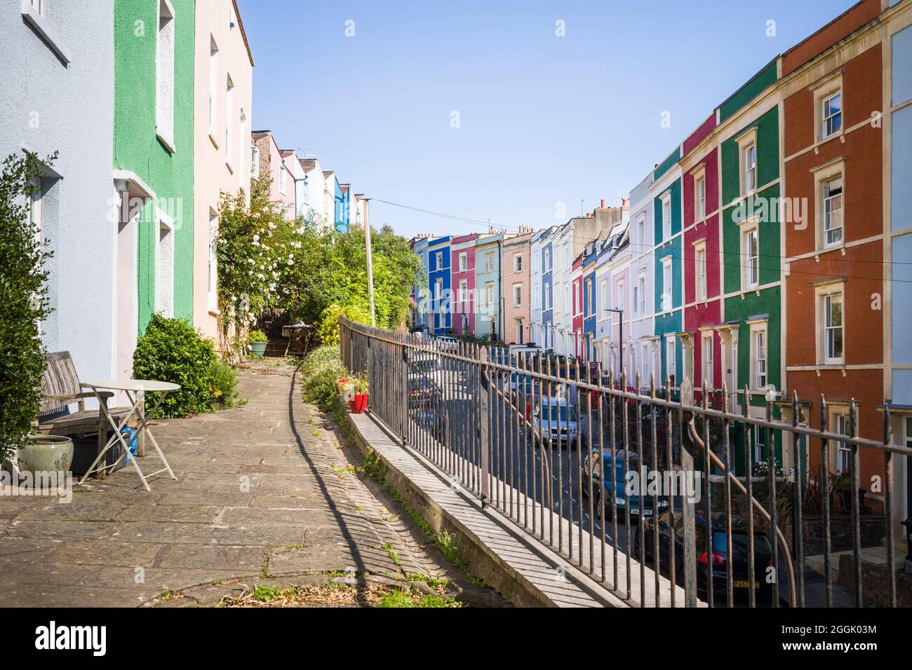 Maisons géorgiennes en terrasses peintes en couleurs dans Ambrose Road, Cliftonwood, Bristol. Banque D'Images