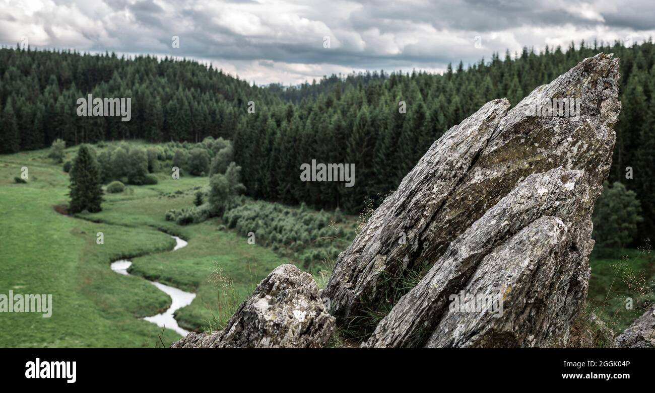 Rochers dans l'Eifel, Bieley, Perlenbachtal, Belgique Banque D'Images