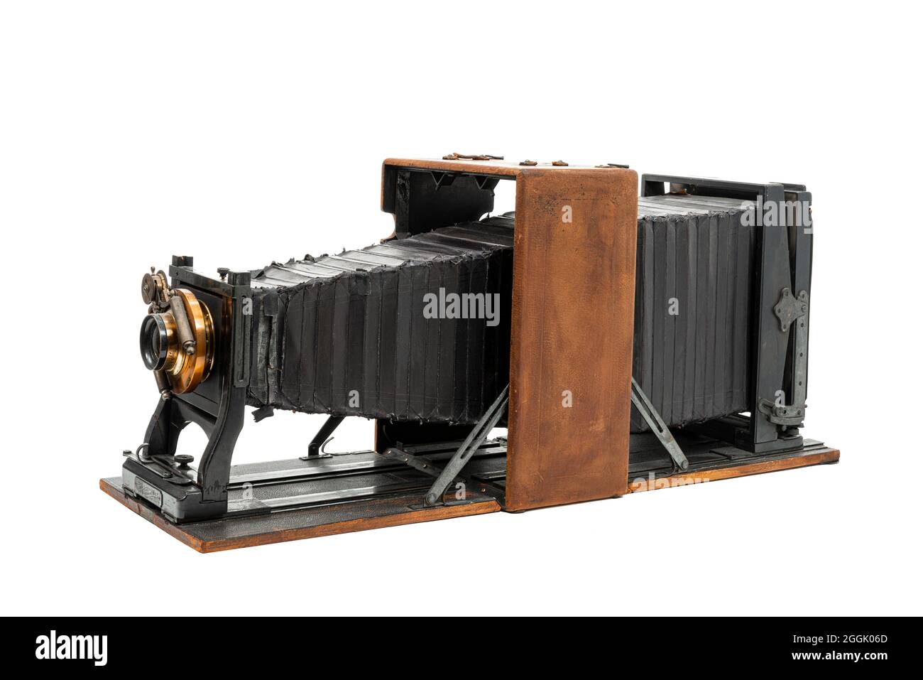 Vue latérale horizontale inclinée d'une caméra à plaque de verre 8×10 fabriquée par Folmer et Schwing à partir d'environ 1901 isolée sur blanc. Banque D'Images