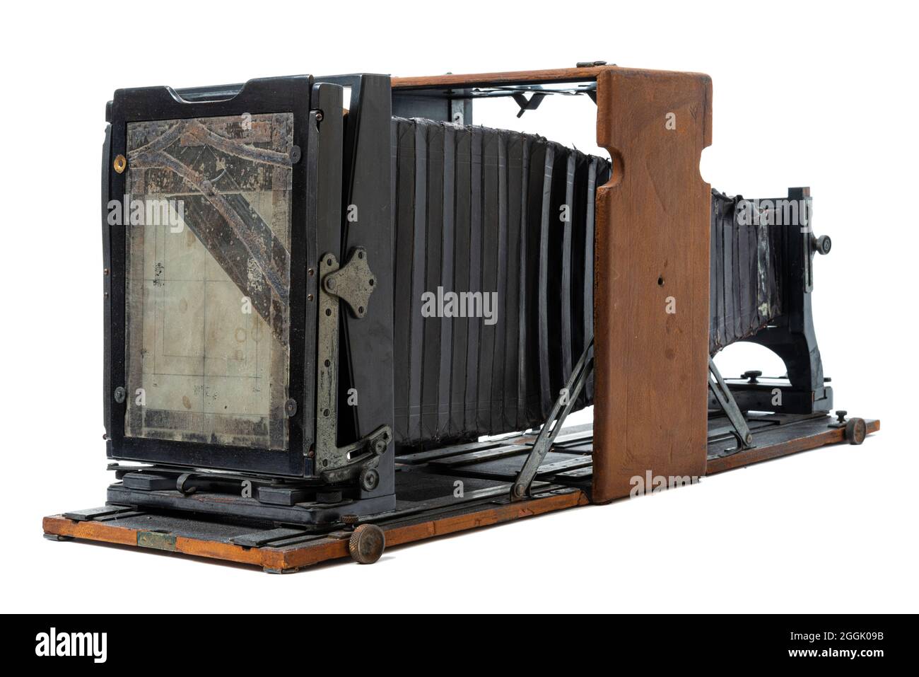 Vue arrière horizontale inclinée d'un siècle ancien appareil photo en verre 8×10 fabriqué par Folmer et Schwing isolé sur blanc. Banque D'Images