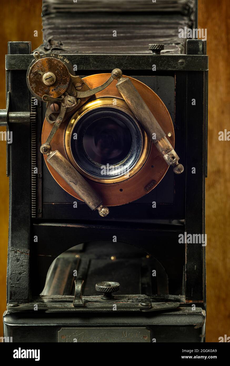 Gros plan vertical d'un ancien appareil photo à plaque de verre 8x10 vieux de six décennies fabriqué par Folmer et Schwing. Banque D'Images