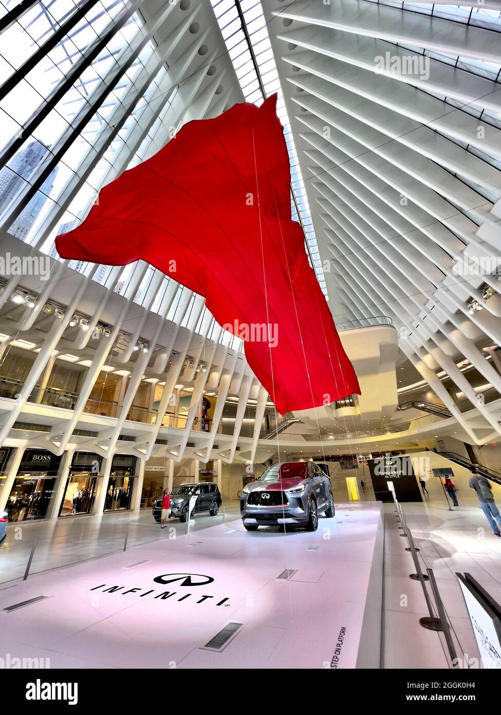 Grande bannière rouge au-dessus de la nouvelle voiture Infiniti 2021 à l'intérieur de l'Oculus au World Trade Center de Manhattan, New York Banque D'Images