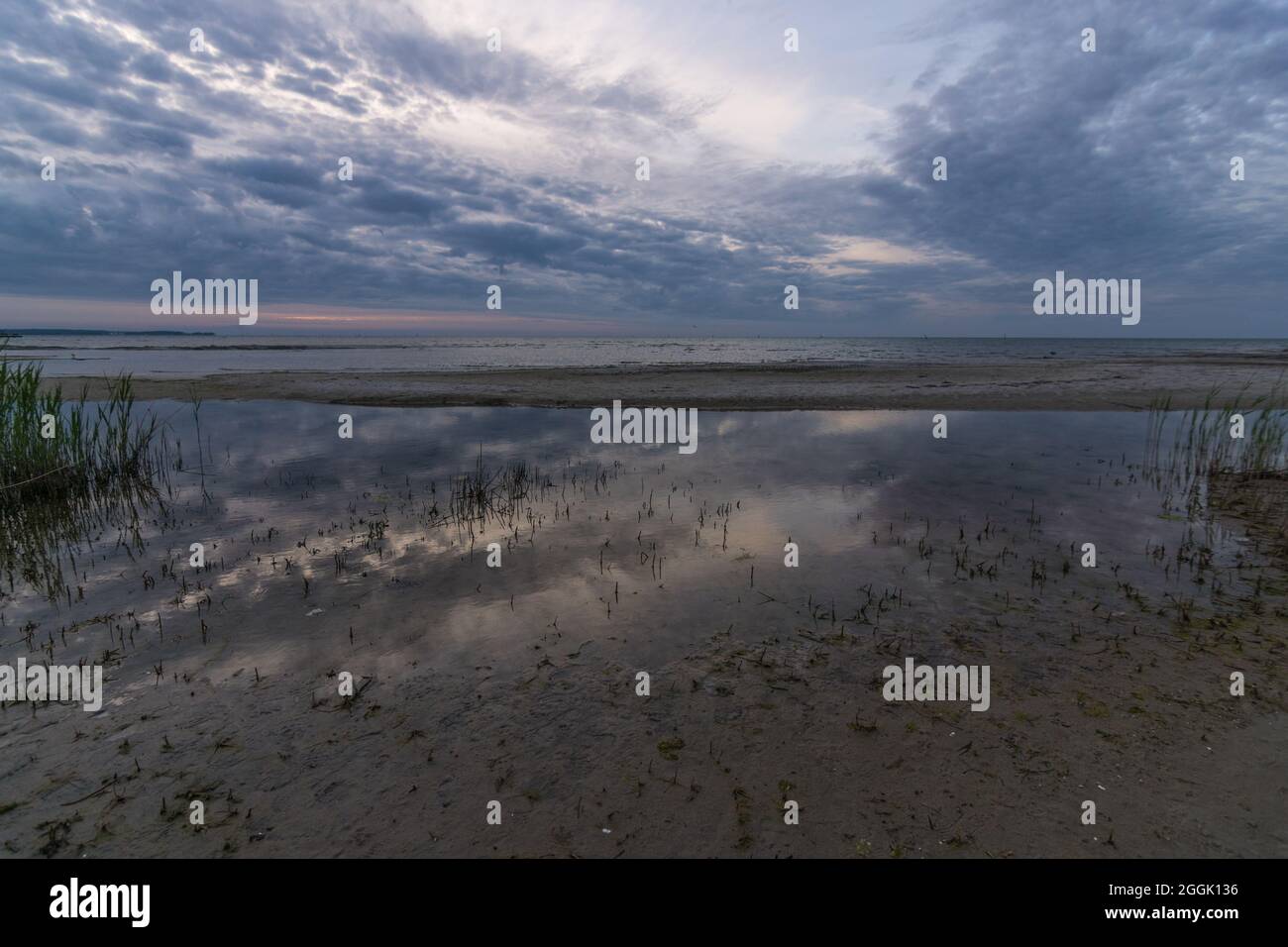 Reflet des nuages et de la lumière dans l'eau de la mer Baltique sur la plage de Stein, Allemagne. Banque D'Images