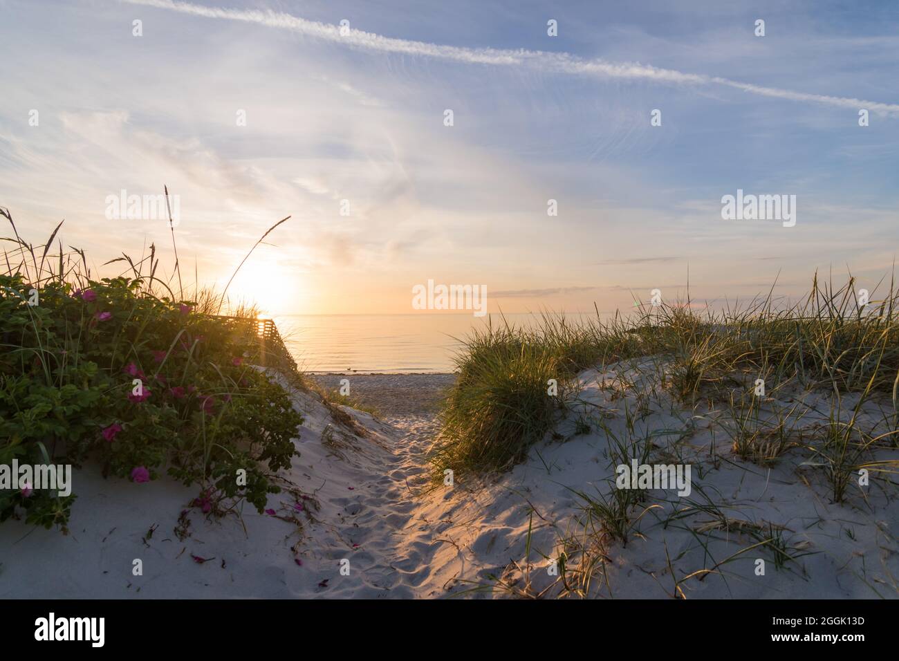 Coucher de soleil sur la plage de Heidkate sur la mer Baltique à Wisch, Allemagne. Banque D'Images
