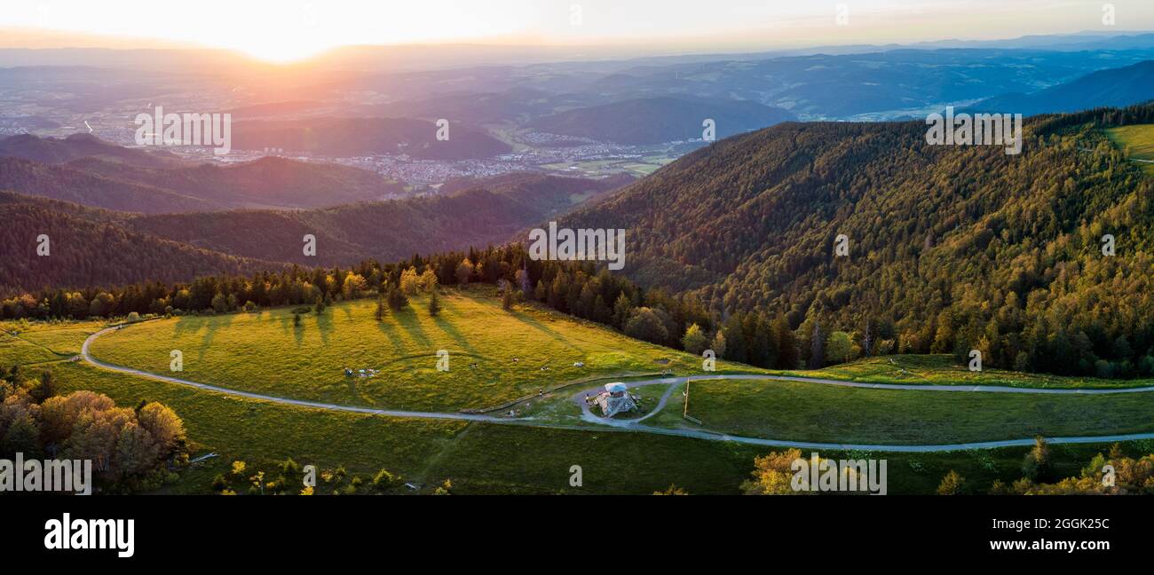 Ambiance au coucher du soleil au sommet de Kandel dans la Forêt Noire centrale. Photo de drone du sommet de Kandel avec le sommet de la pyramide et les randonneurs. Le Kandel est à 1241.3 m au-dessus du niveau de la mer. NHN le point le plus élevé de la forêt noire du Moyen-Orient et de la montagne locale de la ville de Waldkirch, district d'Emmendingen, Forêt Noire, Bade-Wurtemberg Banque D'Images