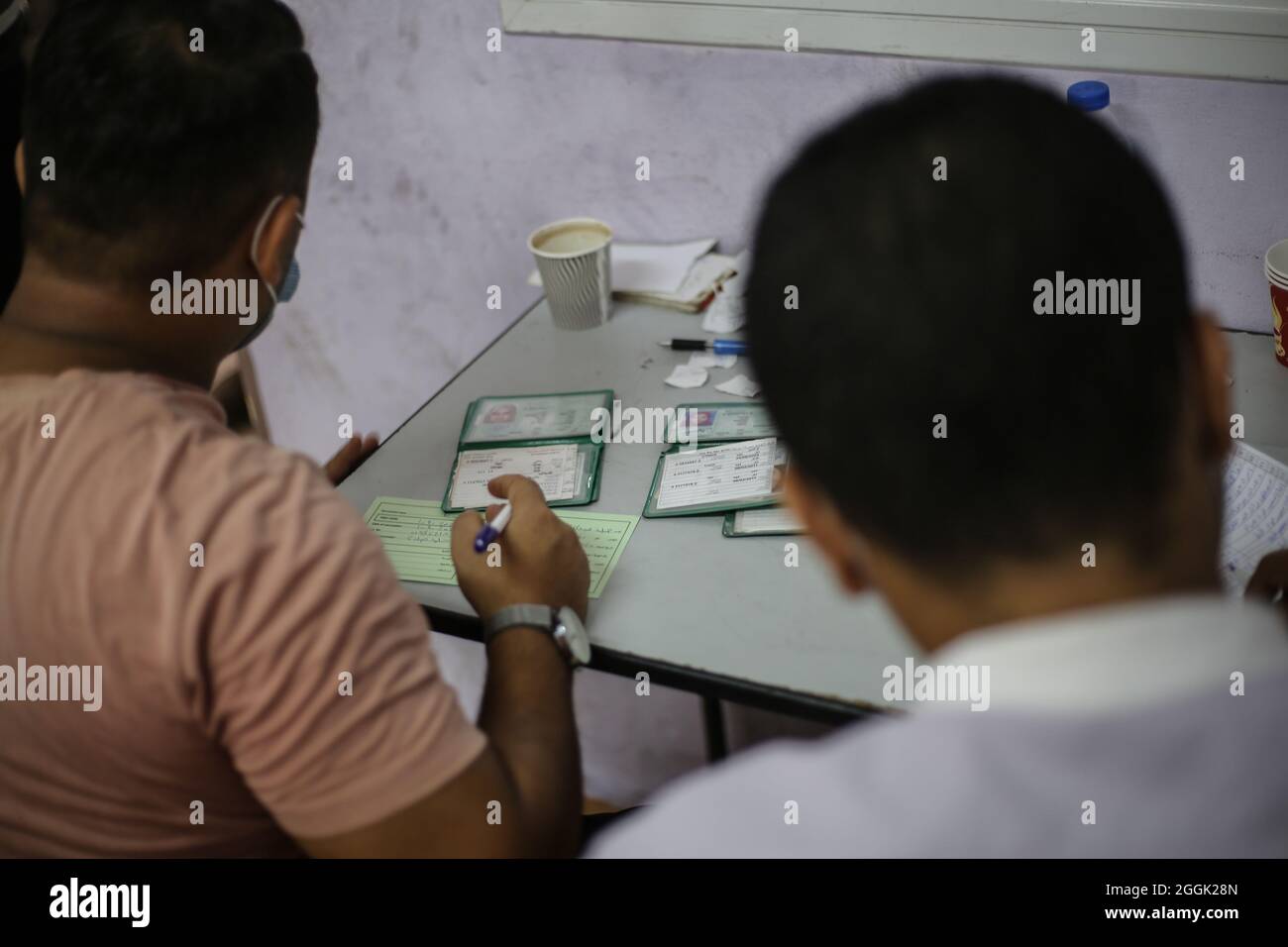 Gaza, Palestine. 1er septembre 2021. Les agents de santé enregistrent les personnes pour la vaccination COVID 19 au centre médical Al-Amal à Gaza.le ministère palestinien de la santé organise une campagne de vaccination à Gaza en raison du taux élevé d'infections parmi les Palestiniens avec la variante Delta. (Photo par Ahmed Zakot/SOPA Images/Sipa USA) crédit: SIPA USA/Alay Live News Banque D'Images