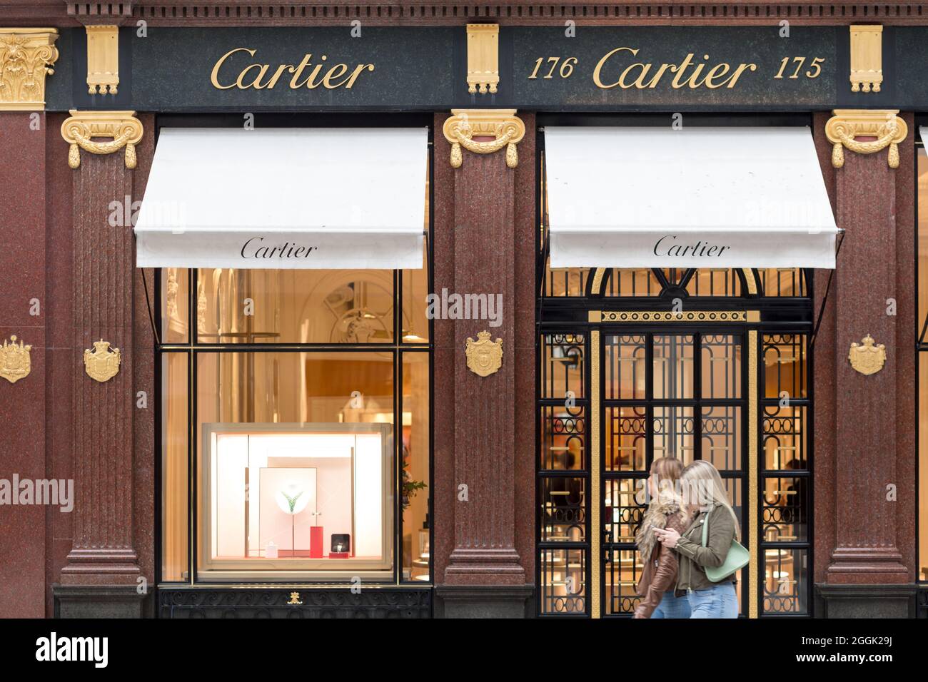 Londres, Royaume-Uni. 31 août 2021. Deux filles marchent devant le magasin Cartier sur la rue New Bond. Crédit : SOPA Images Limited/Alamy Live News Banque D'Images