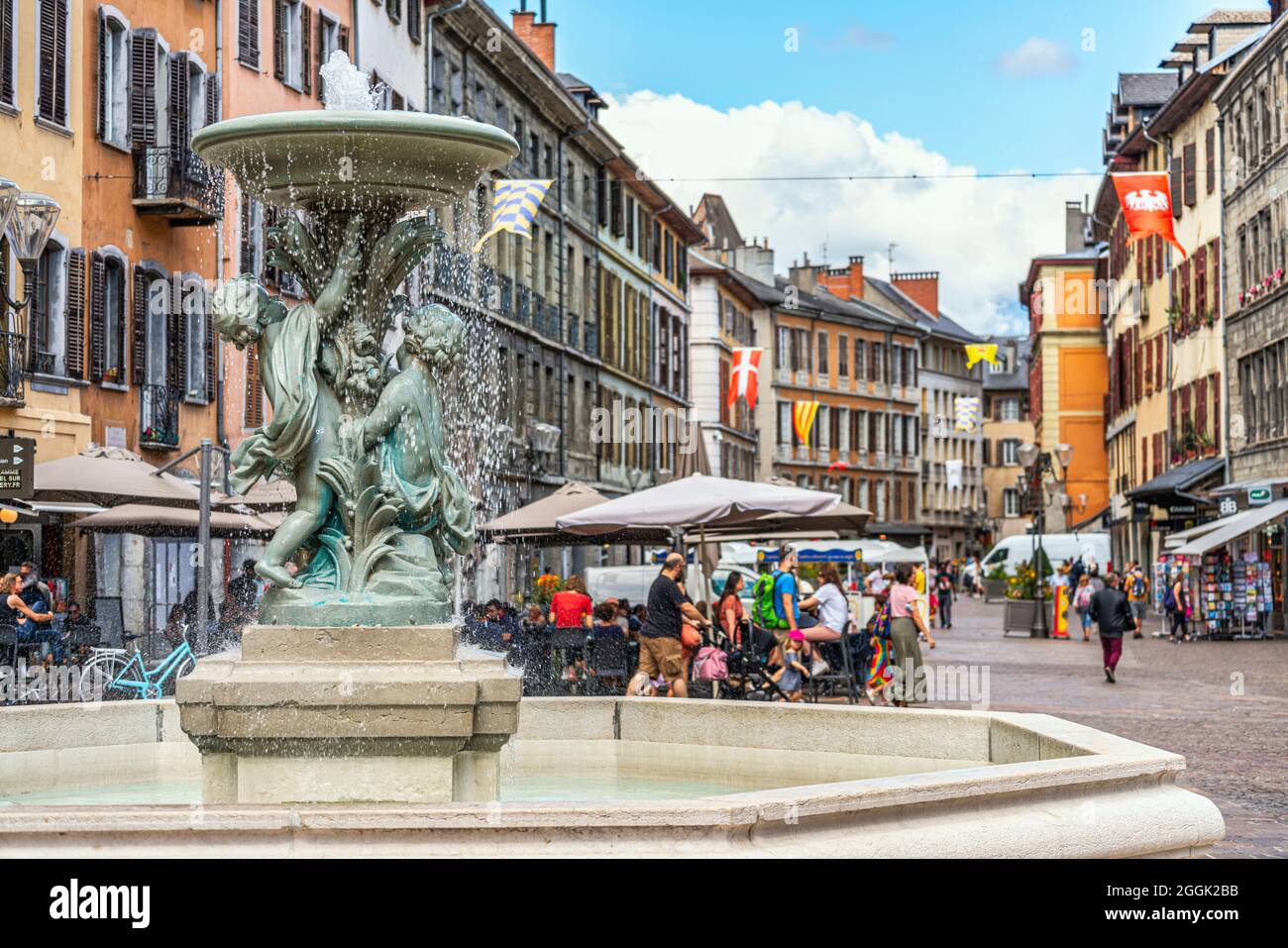 Touristes à la place Saint léger à Chambéry avec la Fontaine des  Marmousets. Chambéry, région Auvergne-Rhône-Alpes, Savoie, France Photo  Stock - Alamy