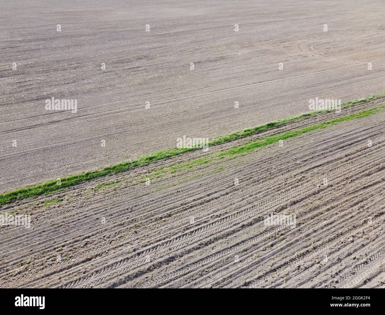 Sol labouré, vue aérienne, paysage. Beaucoup de traces de véhicules sur le sol. Banque D'Images
