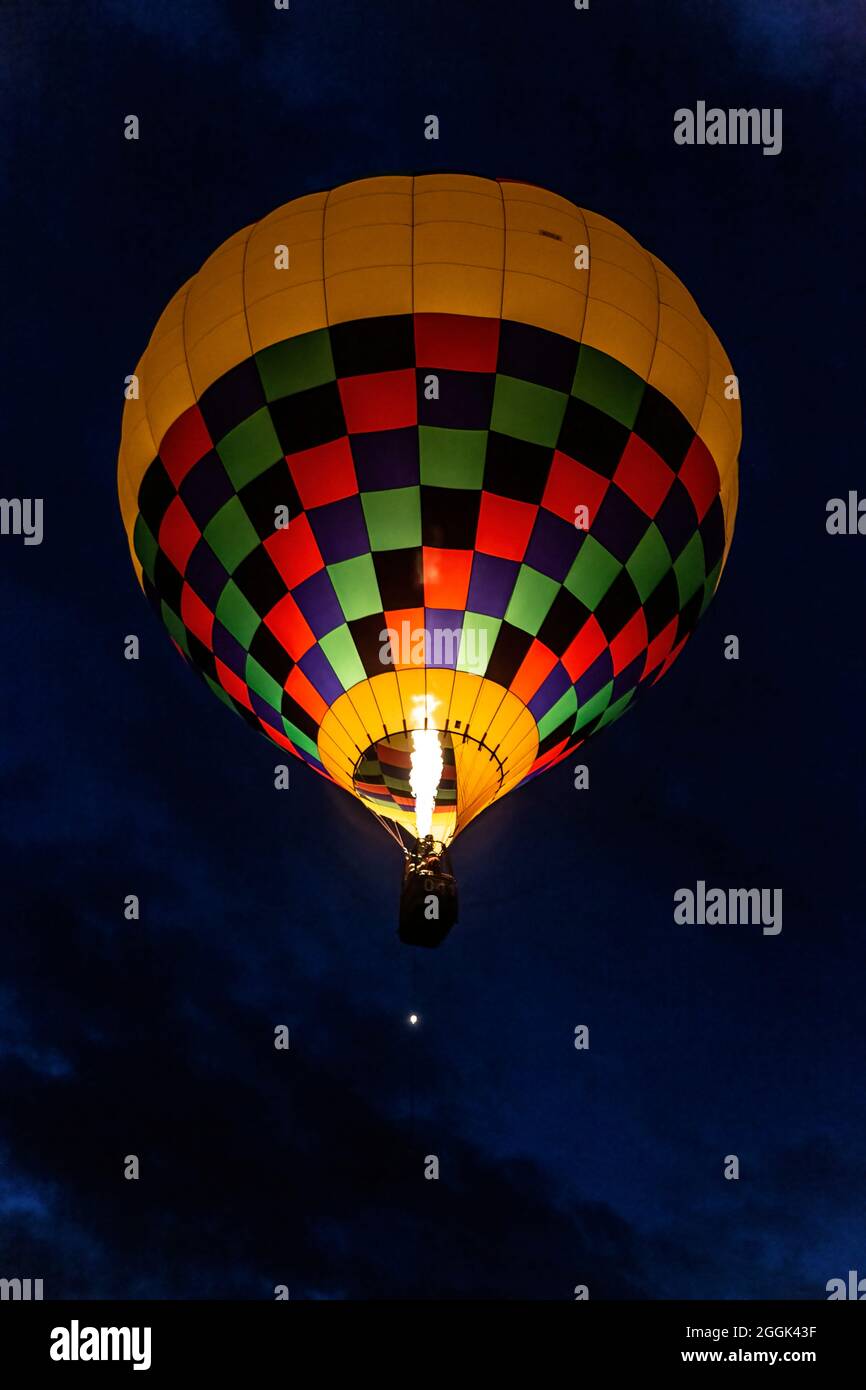 Ballon à air chaud coloré et lumineux volant pendant Dawn Patrol, Albuquerque International Balloon Fiesta, Albuquerque, Nouveau-Mexique, États-Unis Banque D'Images