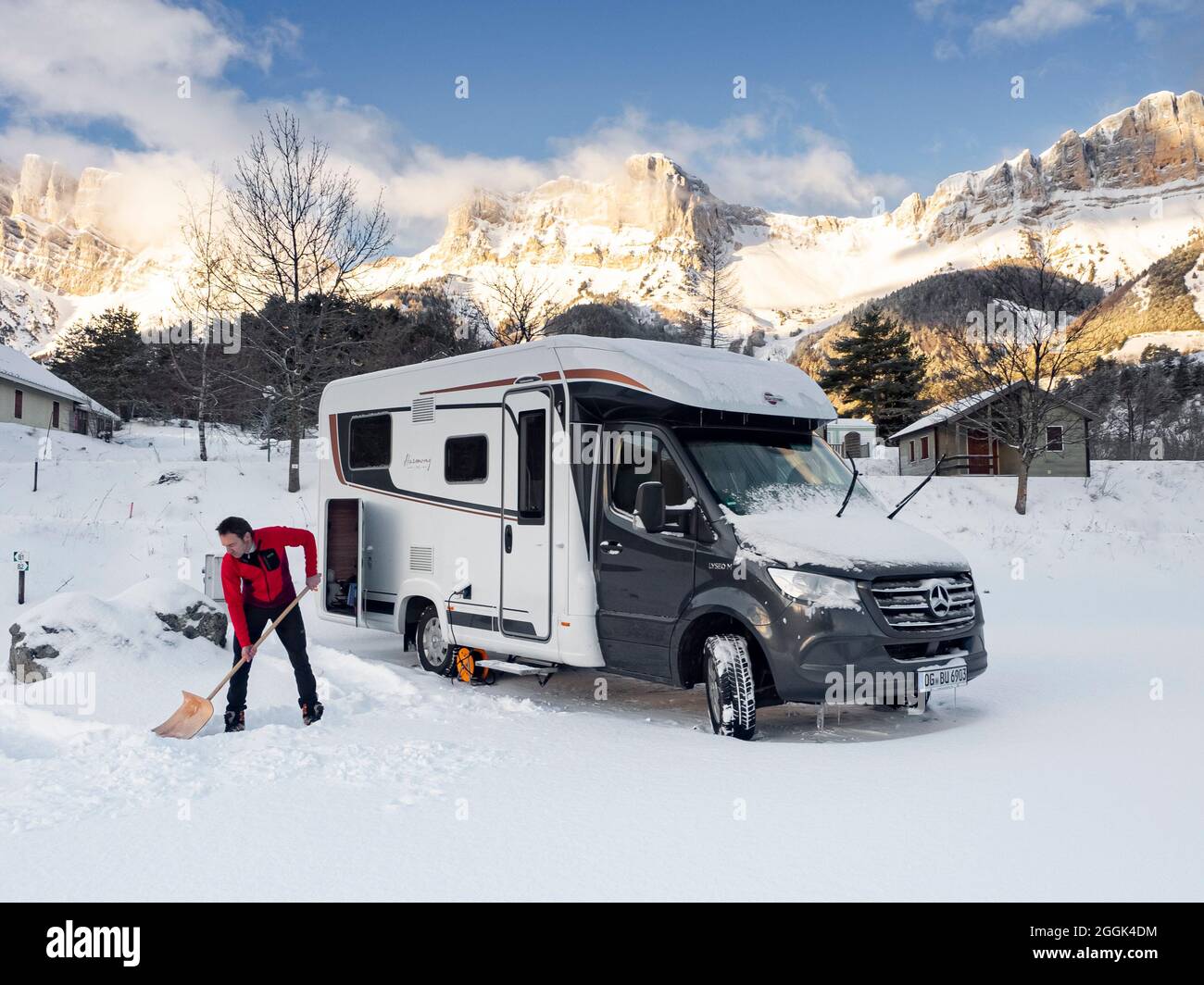 Camping d'hiver avec le camping-car. Gresse-en-Vercors, avec le Grand  Veymont en arrière-plan Photo Stock - Alamy