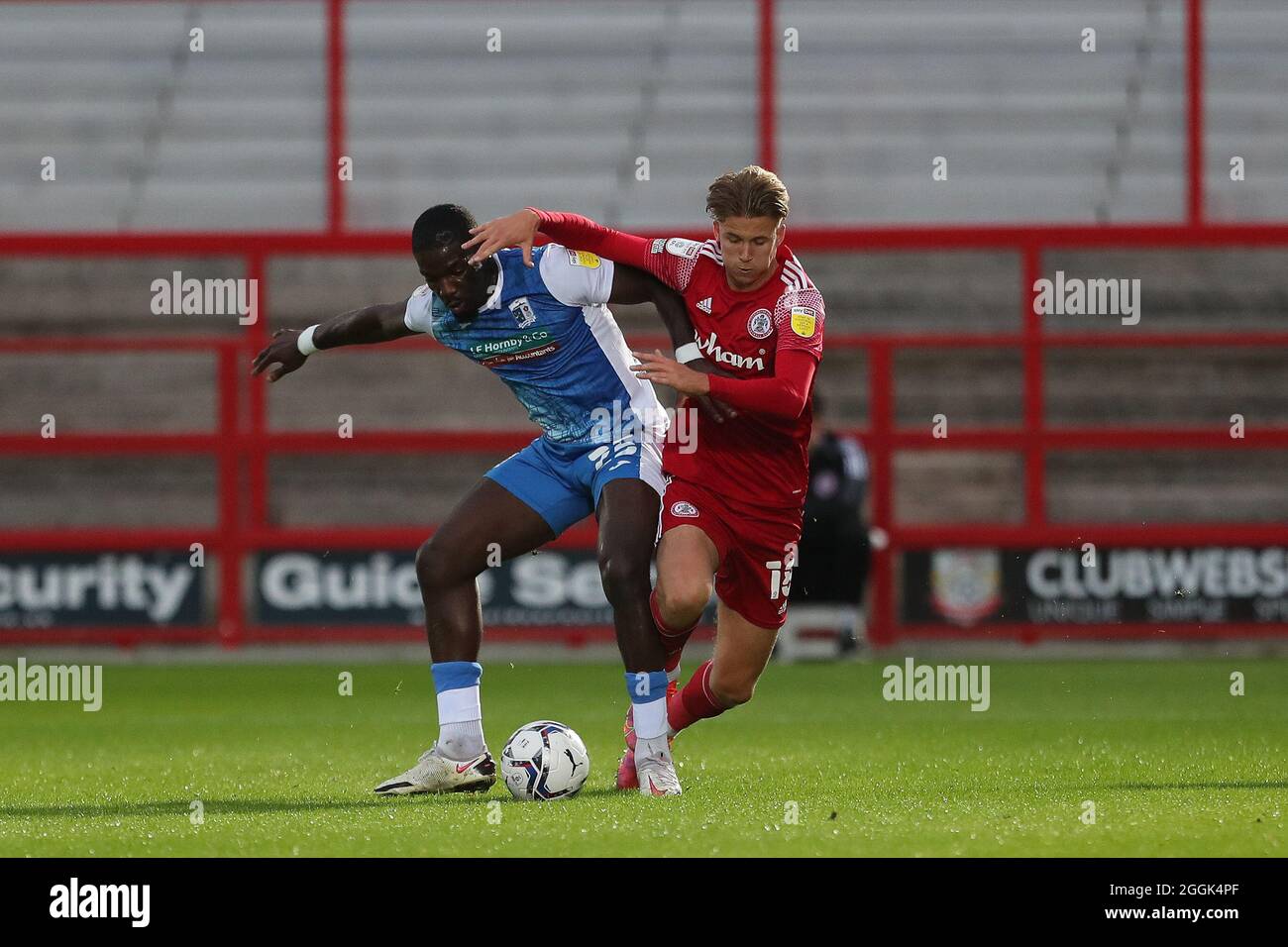 ACCRINGTON, ROYAUME-UNI. 31 AOÛT Festus Arthur de Barrow en action avec Tommy Leigh d'Accrington Stanley lors du match de Trophée de l'EFL entre Accrington Stanley et Barrow au stade Wham, à Accrington, le mardi 31 août 2021. (Credit: Mark Fletcher | MI News) Credit: MI News & Sport /Alay Live News Banque D'Images