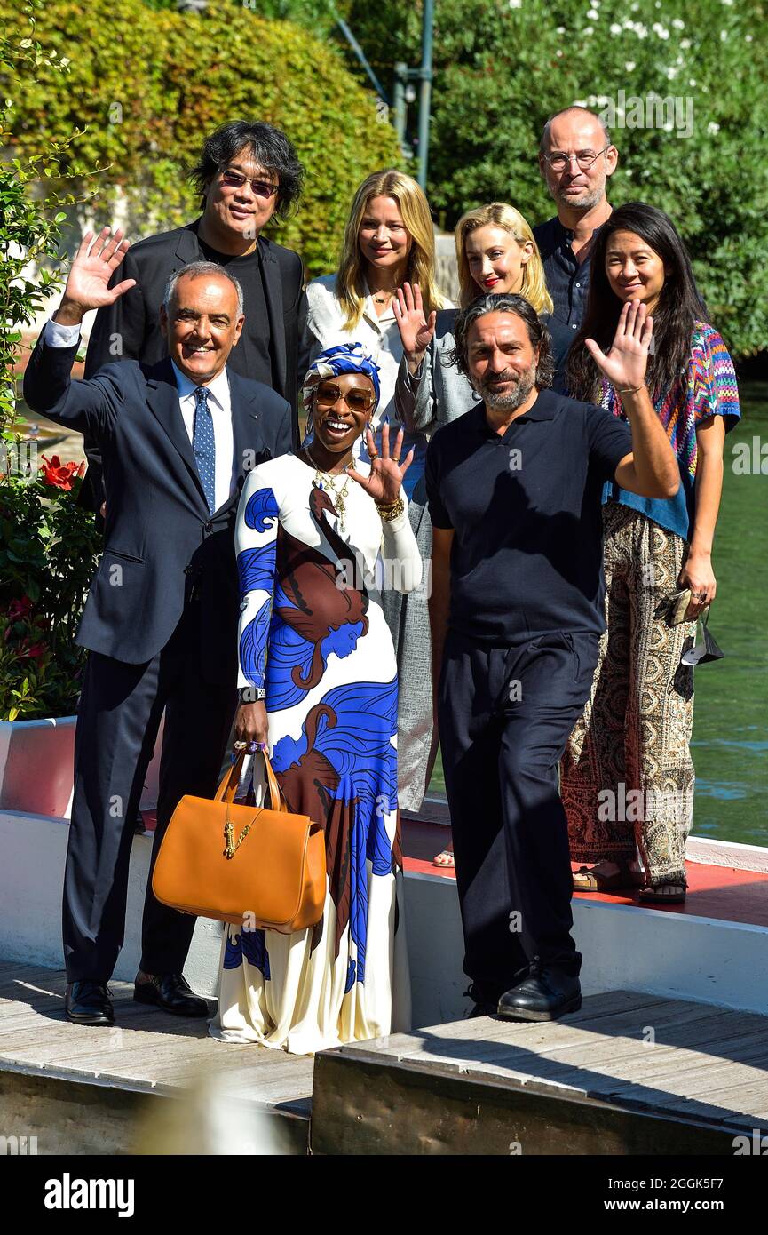 Venise, Italie. 1er septembre 2021. VENISE, ITALIE - SEPTEMBRE 01:Directeur du Festival du film de Venise Alberto Barbera, Venezia78 Président du jury Bong Joon Ho, Venezia78 membres du jury Virginie Efira, Cynthia Erivo, Sarah Gadon, Saverio Costanzo, Alexander Nanau et Chloé Zhao arrivent au 78e Festival International du film de Venise le 01 septembre 2021 à Venise, Italie. Credit: dpa/Alay Live News Banque D'Images