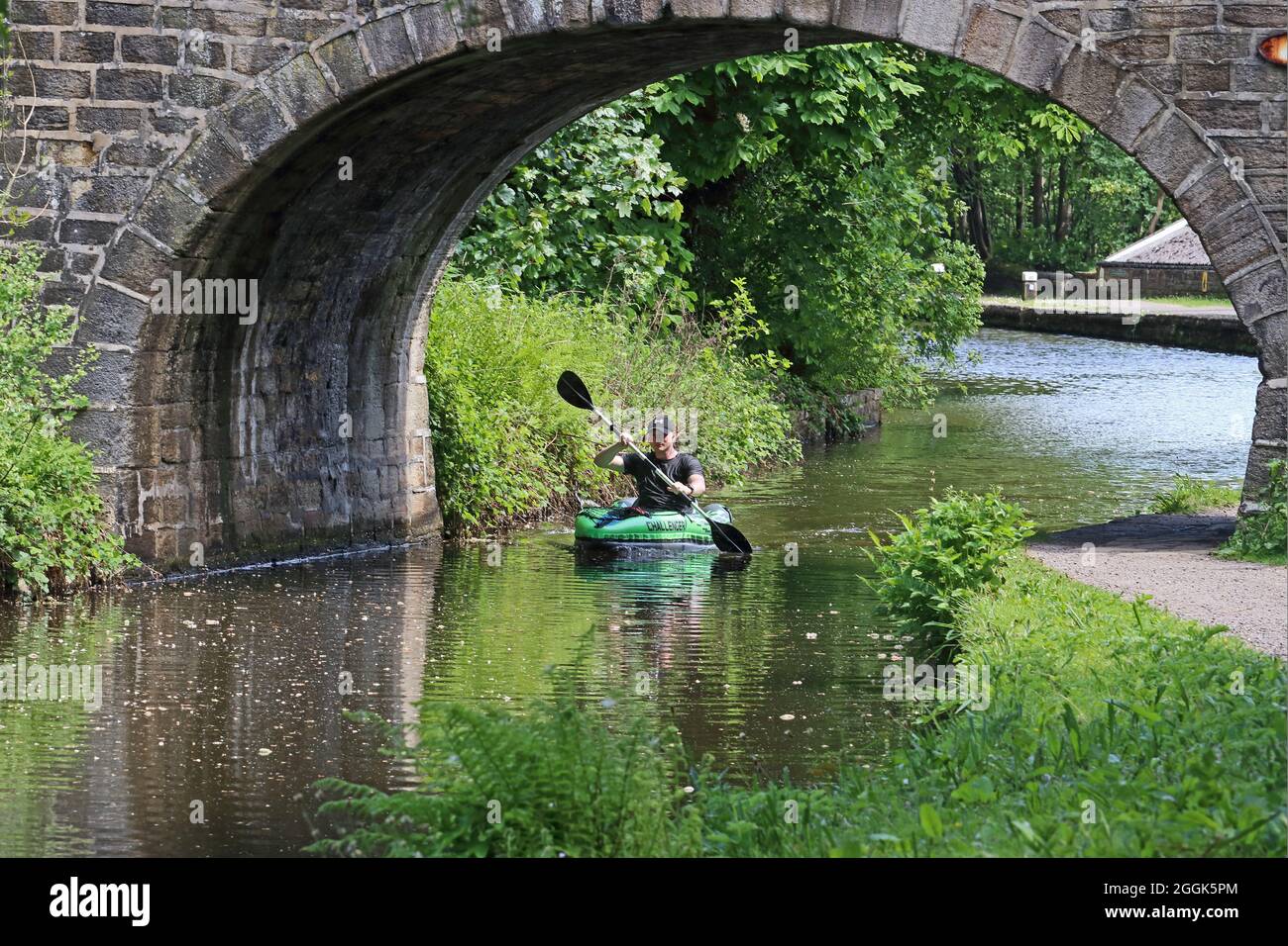 Kayak en kayak gonflable sur le canal Rochdale Banque D'Images