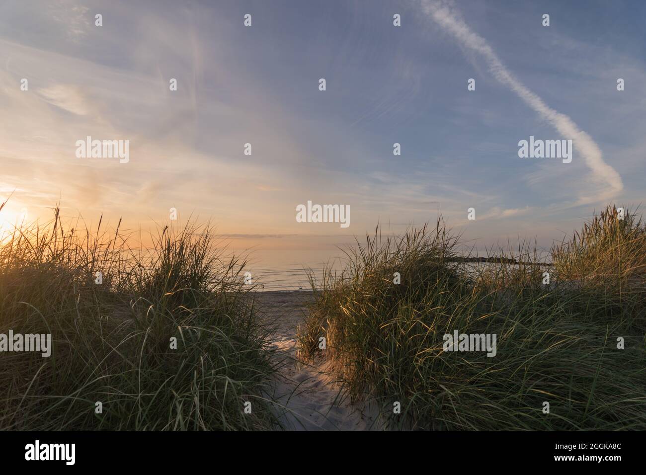Un magnifique coucher de soleil sur la plage de sable de Heidkate, Allemagne. Banque D'Images