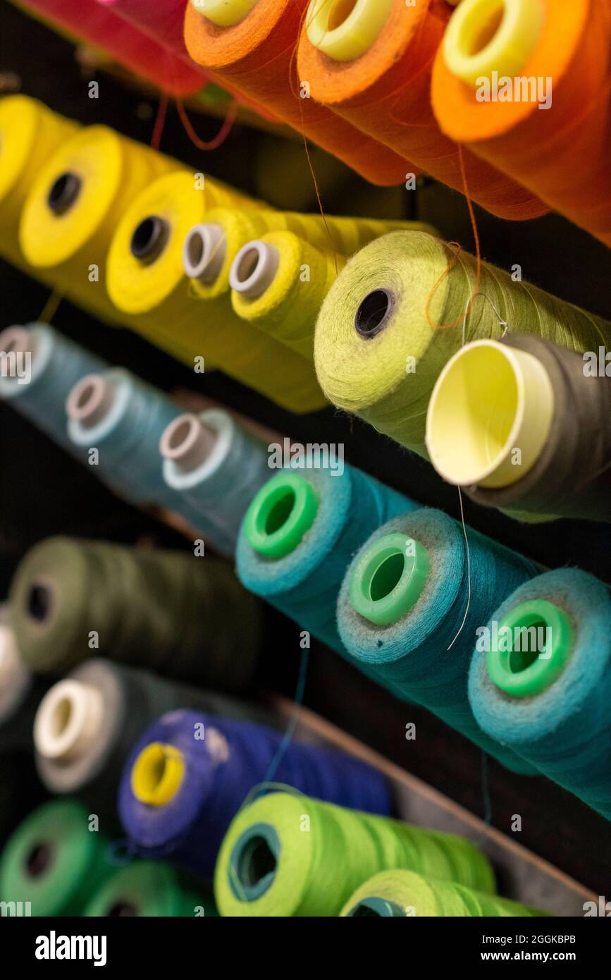 Fil à coudre de différentes couleurs dans le vestiaire du Totem Tent Show, Cirque du Soleil 2020, Theresienwiese, Munich, Bavière, Allemagne Banque D'Images