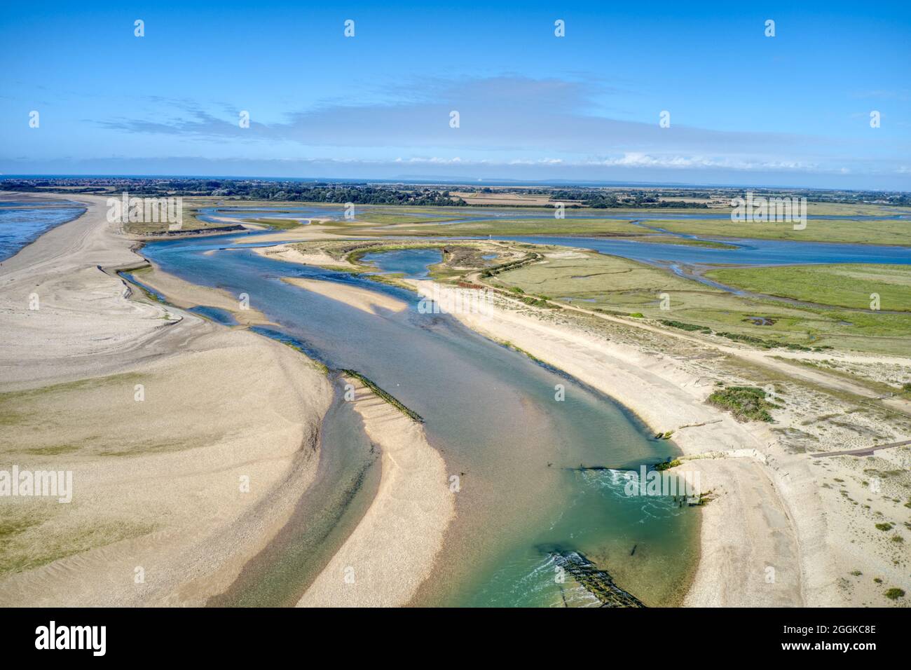 Entrée de la crache du port de Pagham à marée basse photo aérienne avec la réserve naturelle en vue dans ce havre pour la faune. Banque D'Images