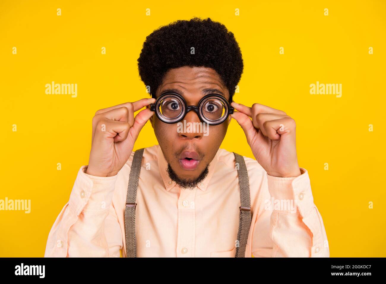 Photo portrait homme en chemise portant des lunettes de contrôle de la vue stupéfait isolé couleur jaune vif fond Banque D'Images