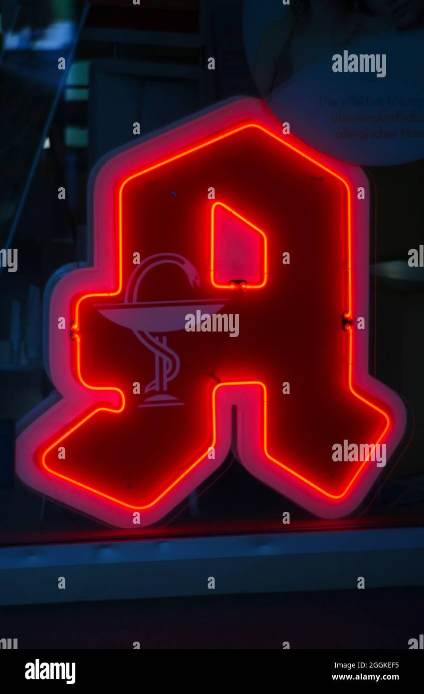 Le logo de la pharmacie est une enseigne au néon. Banque D'Images