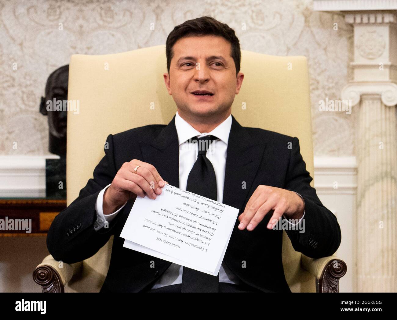 Le président ukrainien Volodymyr Zelenskyy commence à prendre la parole lors de sa réunion avec le président américain Joe Biden dans le bureau ovale de la Maison Blanche à Washington, DC le mercredi 1er septembre 2021. Crédit : Doug Mills/Pool via CNP/MediaPunch Banque D'Images