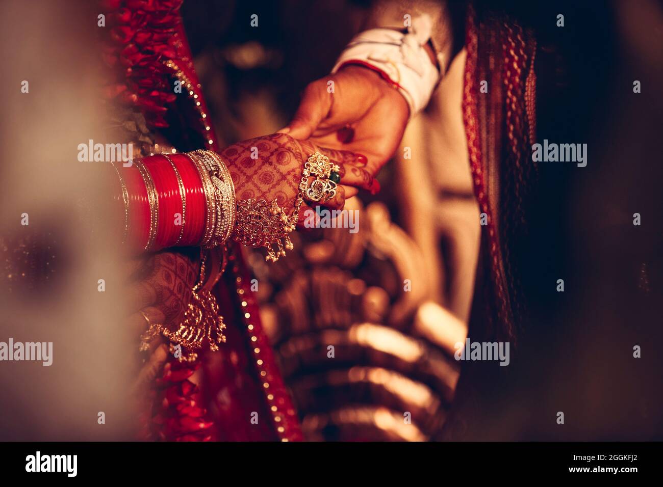 Deux mains se touchent lors d'une cérémonie de mariage en Inde Banque D'Images