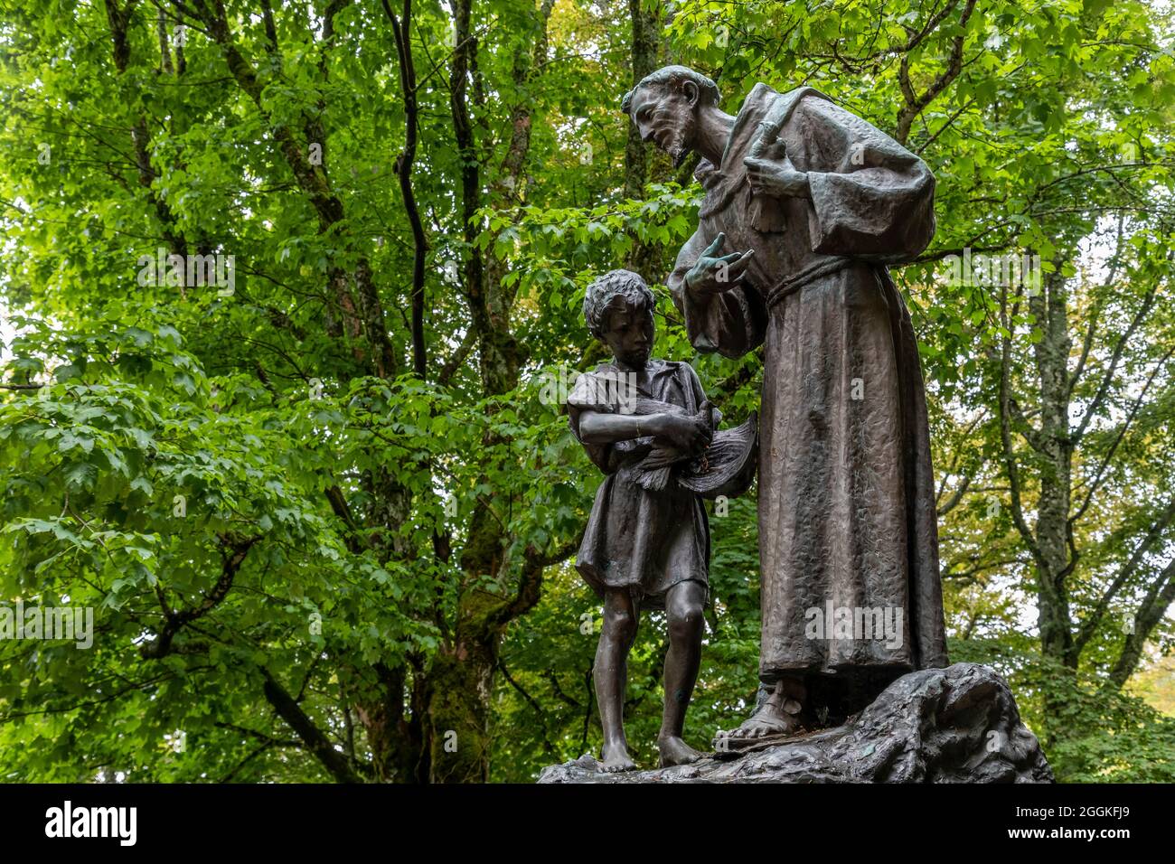 Statue de bronze de Saint François avec enfant à la Verna, Sanctuaire franciscain, Chiusi della Verna, Arezzo, Toscane, Italie Banque D'Images