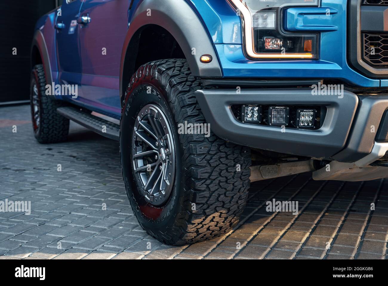 Ukraine, Odessa 8 - 2021 juillet : nouveau Ford Ranger Raptor couleur bleue  sur le parking. Détail de la carrosserie de la voiture. Concentrez-vous sur  la roue arrière Photo Stock - Alamy