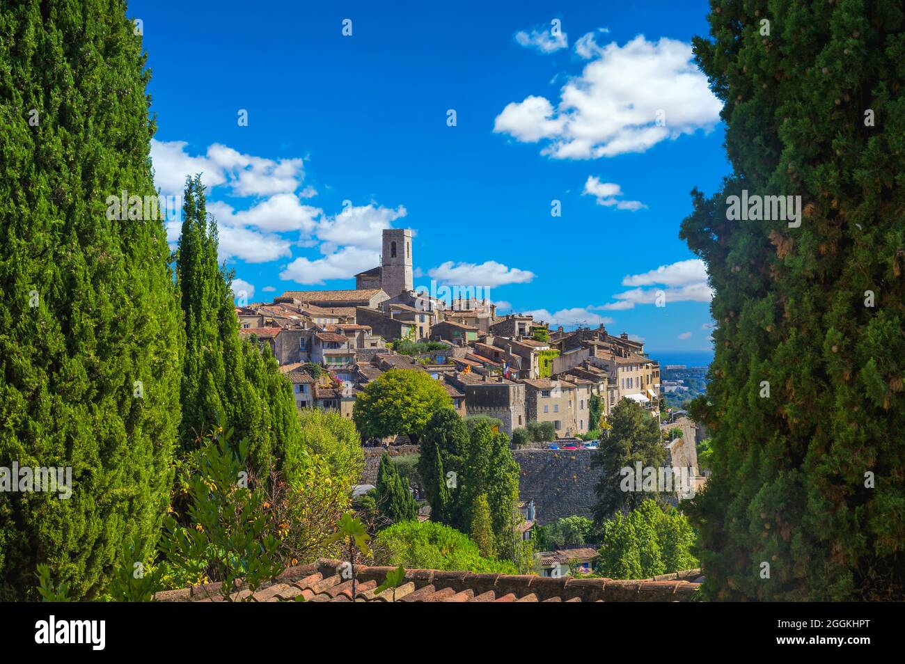 Belle architecture médiévale de la ville de Saint Paul de Vence sur la Côte d'Azur, en France, par une journée ensoleillée d'été Banque D'Images
