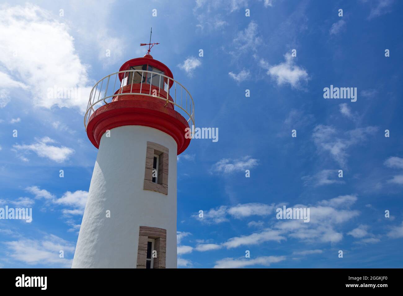 Phare dans le port d'Erquy, France, Bretagne, Côtes d'Armor, Côte de Penthièvre Banque D'Images