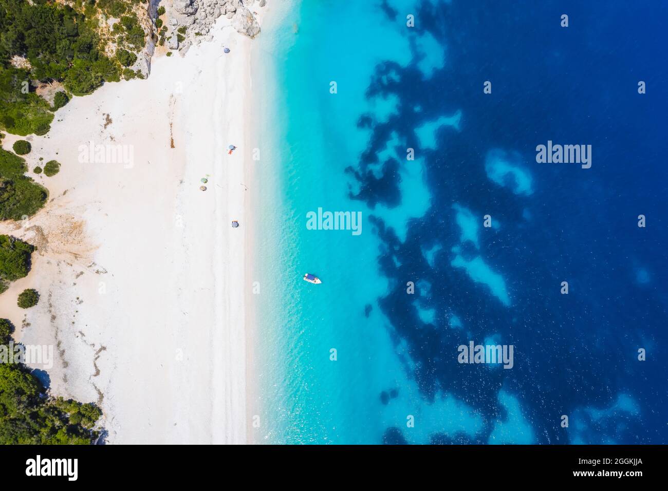 Vue aérienne de haut en bas de la plage de Fteri sur l'île grecque de Kefalonia, la mer Ionienne Grèce, l'eau turquoise colorée et la plage éloignée Banque D'Images Vue aérienne de haut en bas de la plage de Fteri sur l'île grecque de Kefalonia, la mer Ionienne Grèce, l'eau turquoise colorée et la plage éloignée Banque D'Images