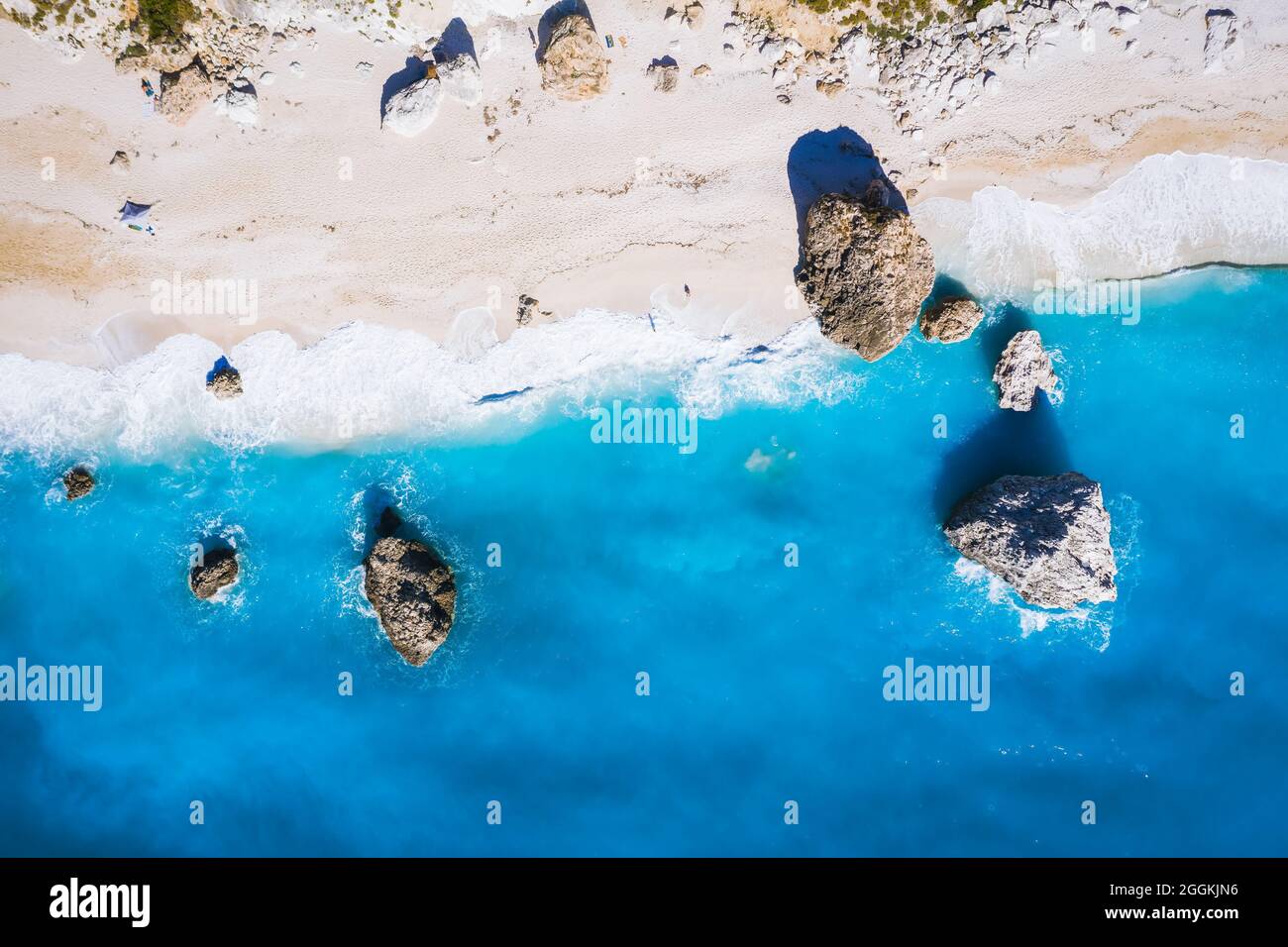 Vue aérienne de haut en bas de la plage rocheuse de Kalamitsi, Mer Ionienne, île de Lefkada, Grèce, Banque D'Images